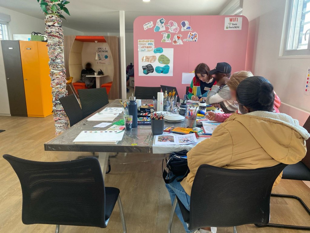 Asylum seekers have access to drawing, board games, and books at the Oasis | Photo: InfoMigrants