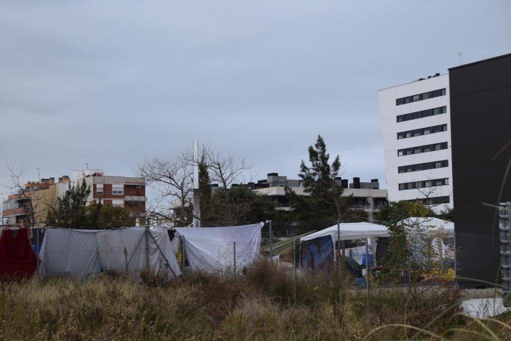 This camp was erected following the fire in the warehouse in Badalona, Spain | Photo: Judit Alonso