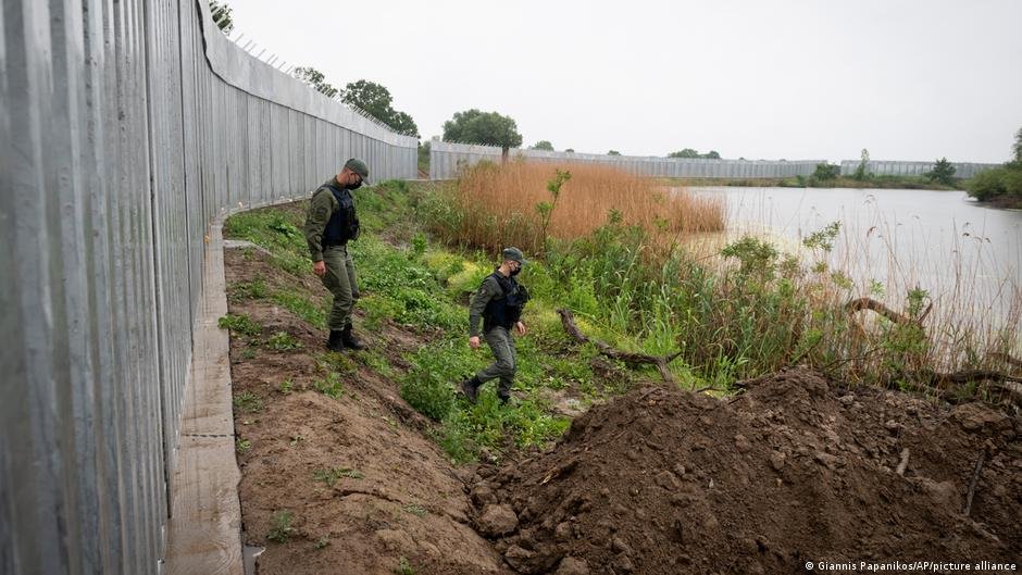 From file: Greece has built a steel wall along the Evros river, the natural border between Turkey and Greece, to prevent migrants from entering the country irregularly | Photo: Giannis Papanikos/AP/picture alliance