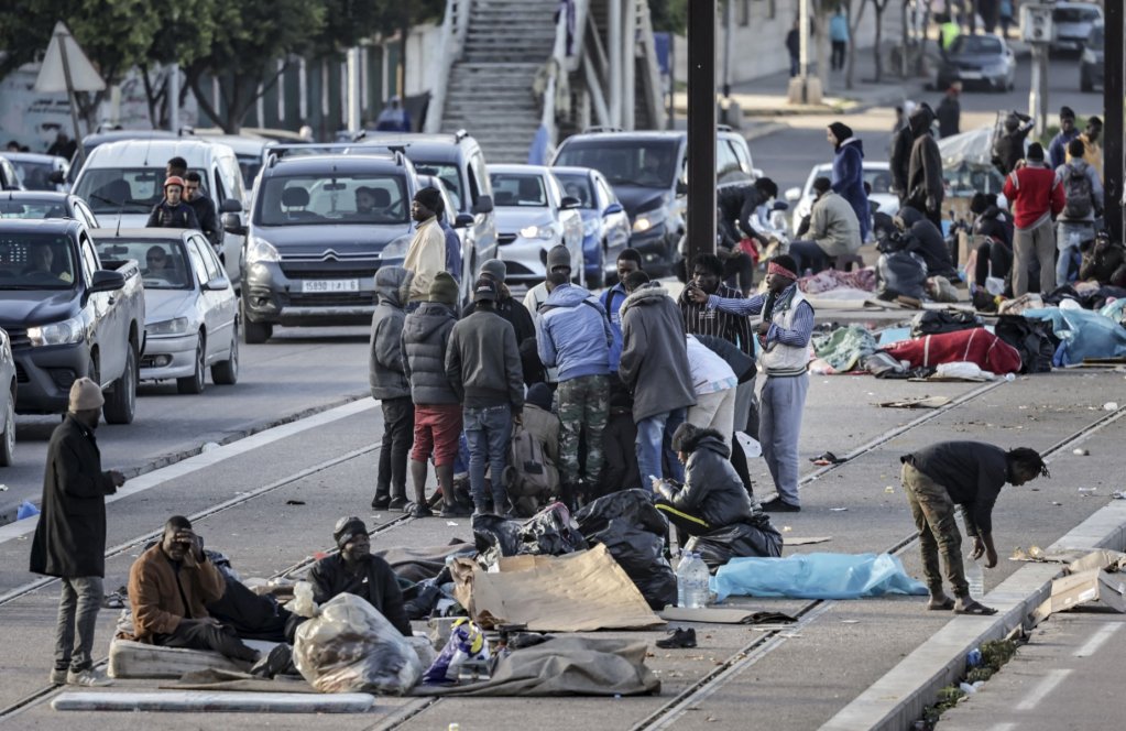 Sub-Saharan migrants pitch their tents at a tramway construction site near the Ouled Ziane bus station in the coastal city of Casablanca, Morocco, on January 19th, 2023 | Photo: AFP