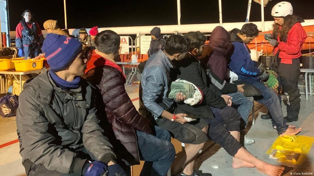 While waiting for health checks on the boat, people told DW they had to pay thousands of euros to leave the Libyan prisons. | Photo: Clare Roth/DW
