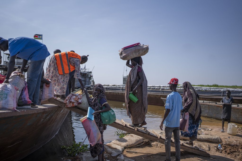 Sudanese refugees board boats in the South Sudanese town of Renk | Photo: Hugh Rutherford/WFP