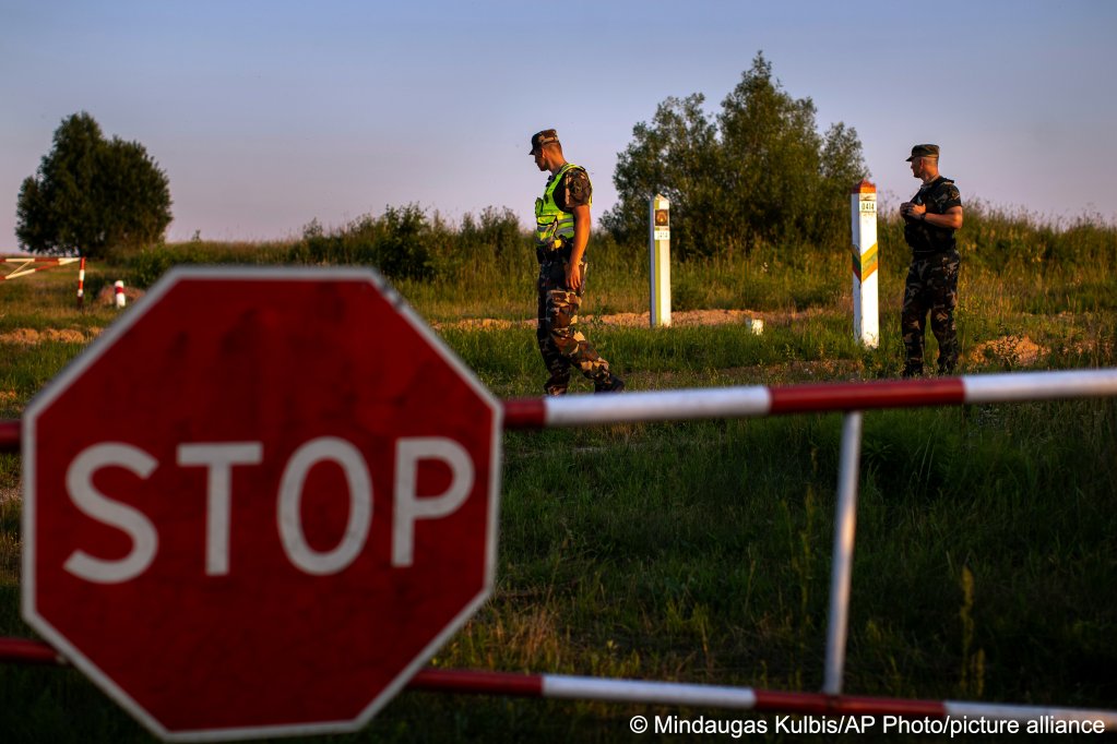 Border guards along the Lithuanian-Belarusian are instructed to direct migrants to regular border crossings | Photo: Mindaugas Kulbis/AP Photo/ picture-alliance