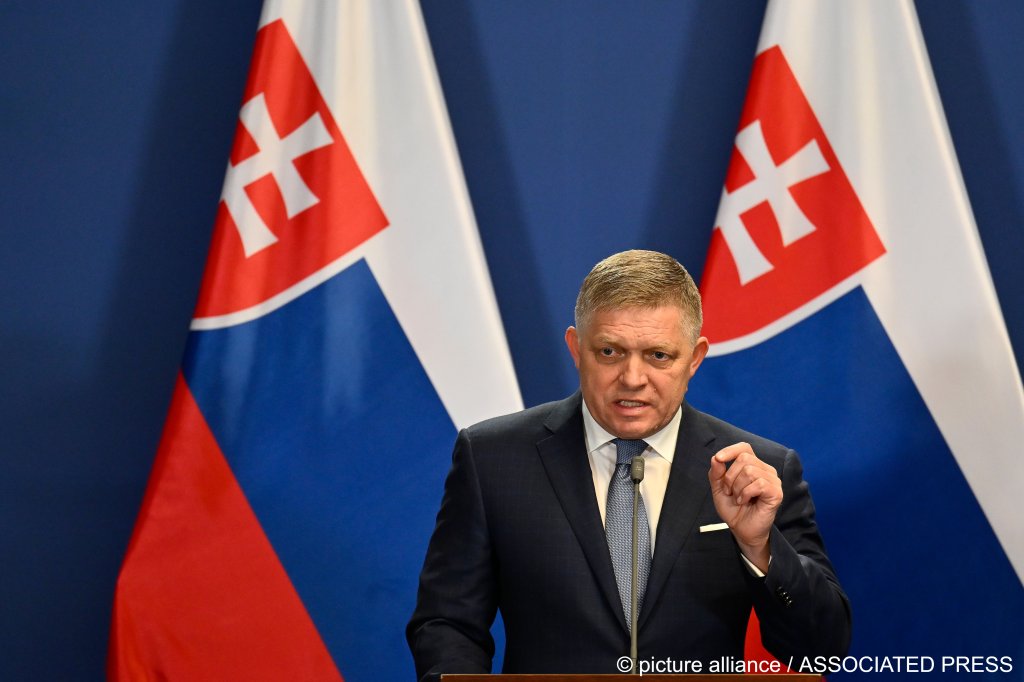 File photo: Slovak Prime Minister Robert Fico has aligned with Hungary in opposing EU migration policies, arguing that decisions on asylum and border control should remain national responsibilities. | Photo: Denes Erdos / picture alliance / Associated Press