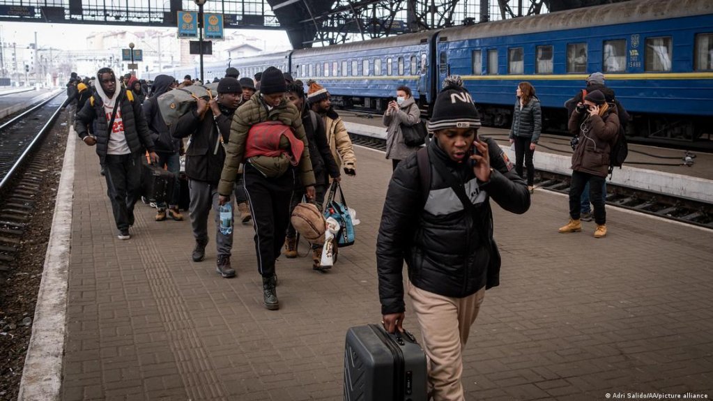 De nombreux étudiants africains racontent avoir rencontré des difficultés à monter à bord des trains d’évacuation | Photo : Adri Salido/AA/picture alliance