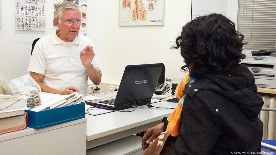 File photo used as illustration: Irregular migrants face healthcare access barriers because they may pay higher costs | Photo: Georg Wendt/dpa/picture alliance