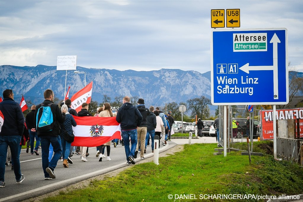 A protest march against tents for asylum seekers in Thalham on October 26, 2022 in St. Georgen Im Attergau, Austria | APA/Daniel Scharinger/picture alliance