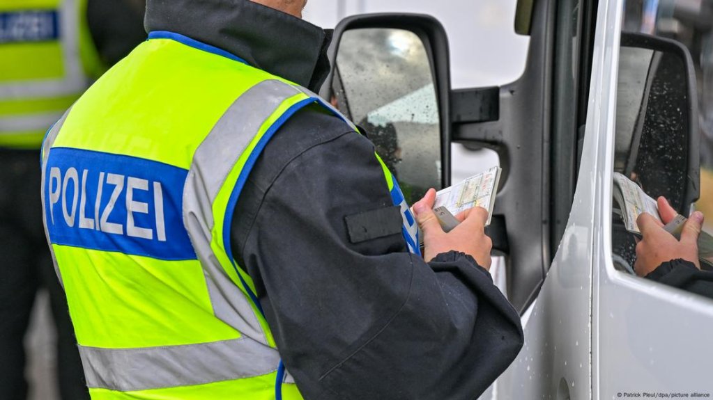A German police officer checks the papers of a van driver at the German-Polish border in Frankfurt an der Oder | Photo: Patrick Pleul/dpa/picture alliance