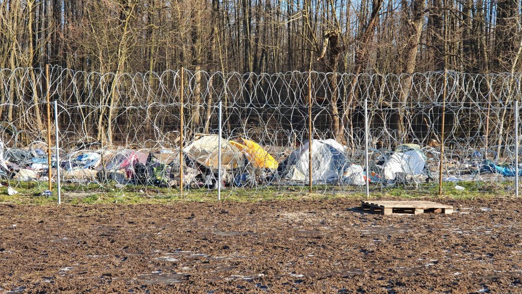 بقایای اردوگاه خودساخته پناجویان افغان در "اوسنرز گورنی" در مرز پولند و بلاروس (جنوری ۲۰۲۲)