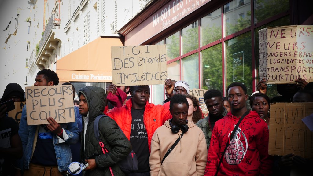 Devant la maison des Métallos, lieu culturel de Paris, occupé par des mineurs en recours pour faire reconnaitre leur minorité, le 12 avril 2024. Crédits : Romain Philips