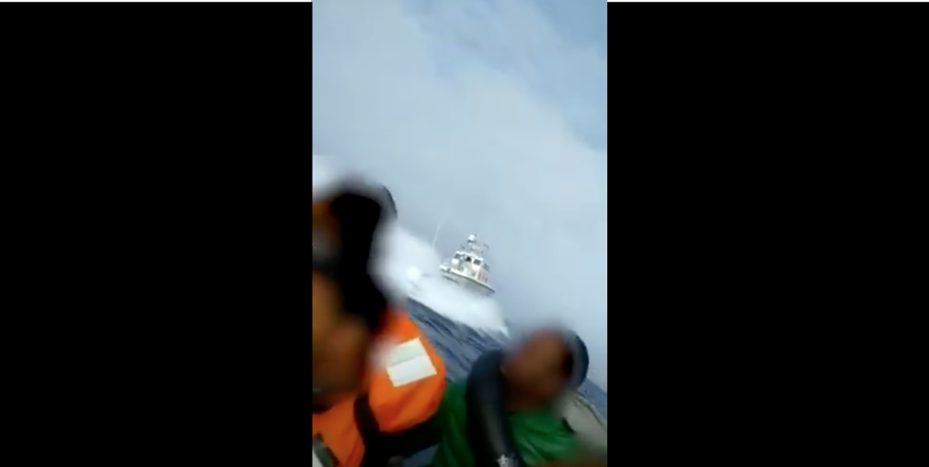 Un navire des garde-côtes grecs tourne autour d'une embarcation de migrants en mer Egée et provoque d'énorme vagues qui déstabilise le canot. Crédit : DR