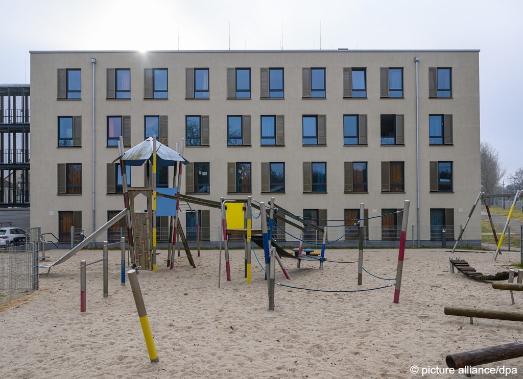 File photo: Even families with children could be detained Germany's 'Dublin Centers' for up to 12 months according to the new law | Photo: Patrick Pleul / picture alliance / dpa