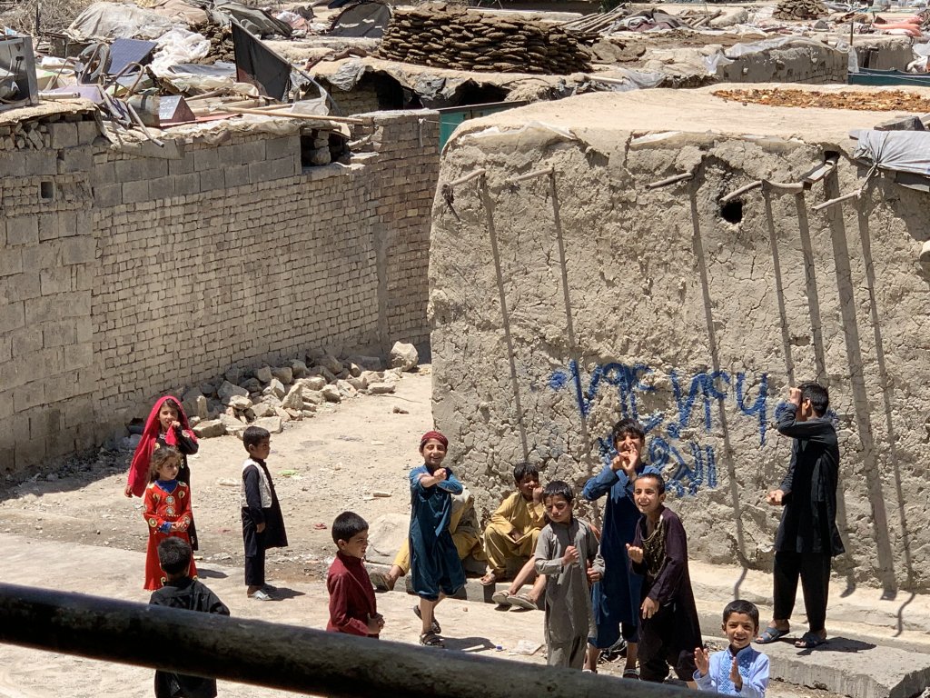 در کمپ غیر رسمی گل سرخ در کابل، حدود ۱۲۷ خانواده آواره زندگی می‌کنند. عکس از مهاجر نیوز