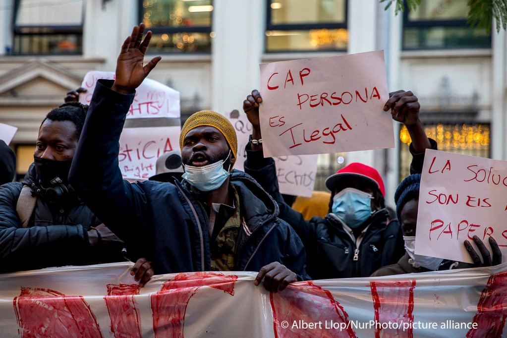 نظم المهاجرون الأفارقة احتجاجا في برشلونة، إسبانيا، بعد حريق مميت في مبنى يشغله مهاجرون بلا مأوى