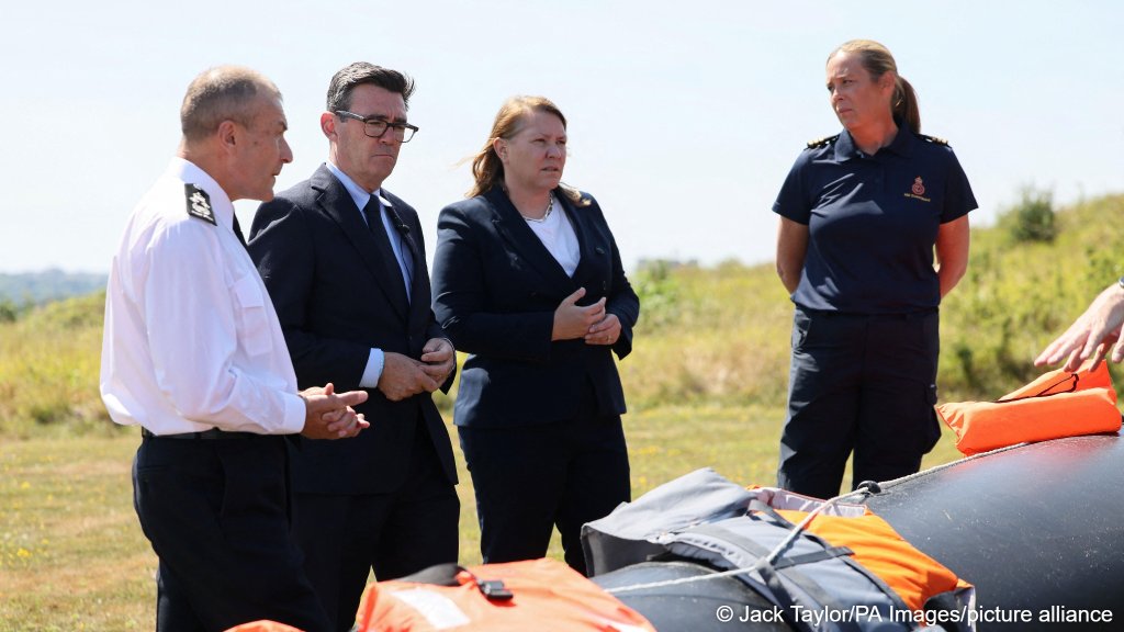 Since the start of 2025, the number of National Crime Agency officers tackling organized immigration crime has more than doubled from 376 to almost 800 | Photo: Jack Taylor / PA Wire / picture alliance