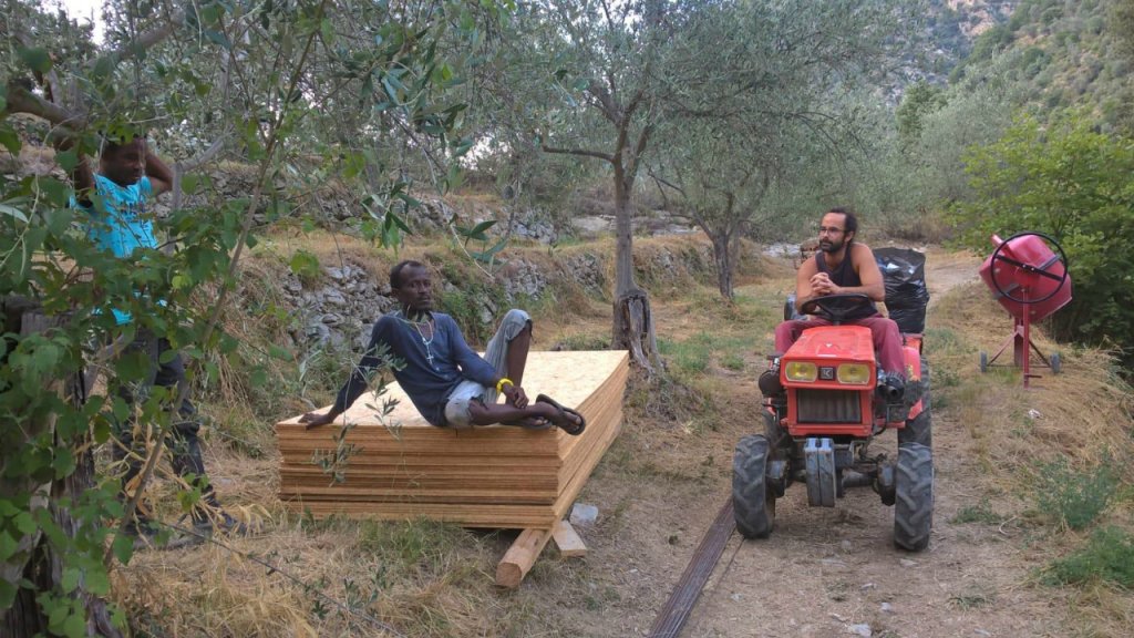 Cédric Herrou en compagnie de Johannes, réfugié originaire d'Erythrée, et de Jaffairu Atairu, demandeur d'asile du Nigeria, jeudi 25 juillet 2019, à Breil-sur-Roya. Crédit : Charlotte Oberti / InfoMigrants