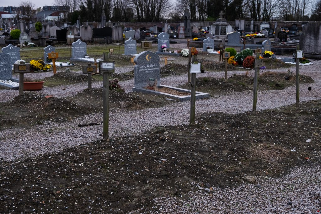  Dans le carré musulman du cimetière nord de Calais, plusieurs sépultures ne sont identifiées que par un numéro. Crédit : François-Damien Bourgery