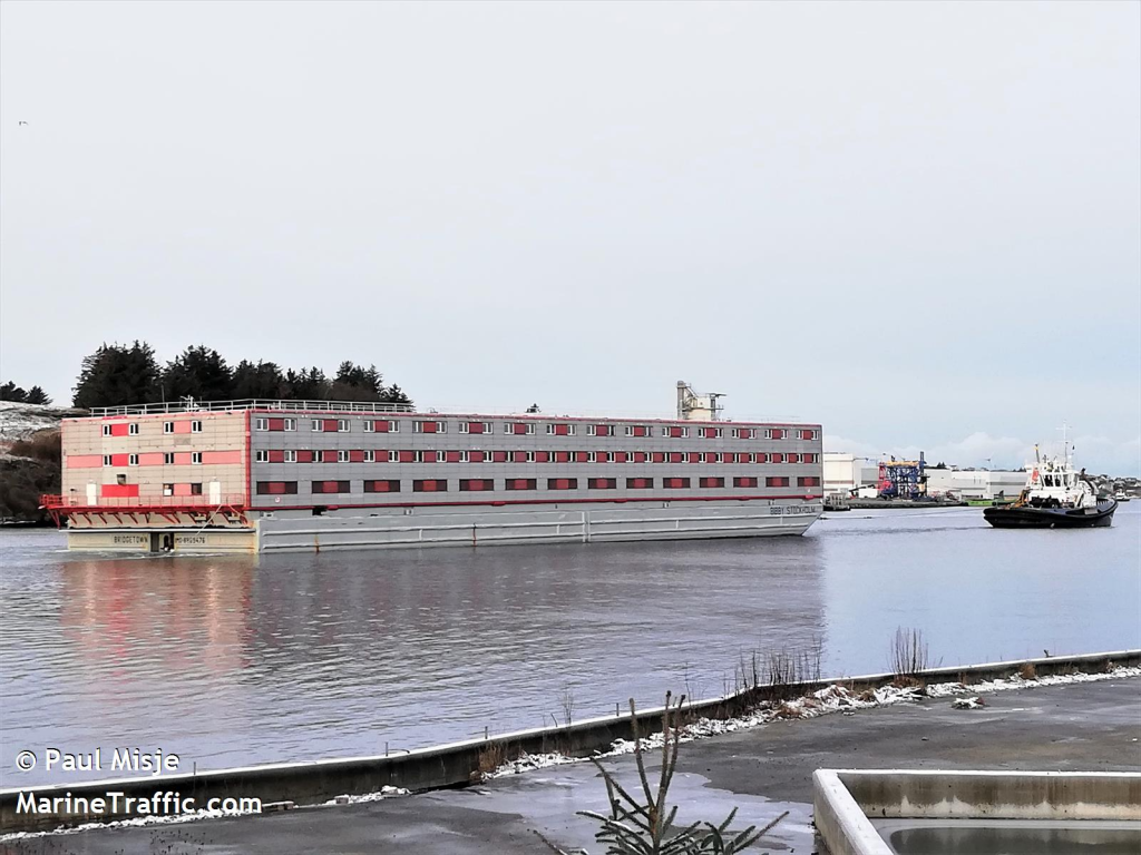 La barge "Bibby Stockholm" héberge actuellement une cinquantaine de demandeurs d'asile. Crédit : Marine traffic