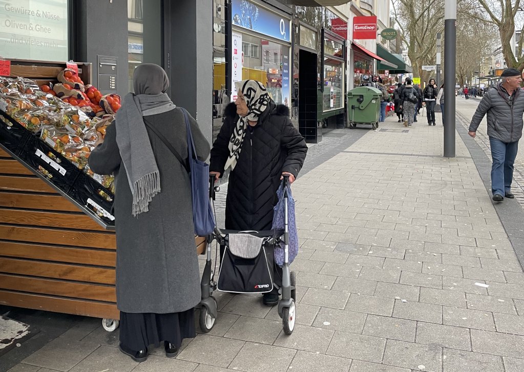 Women shopping in Bad Godesberg, December 10, 2024 | Photo: Marion MacGregor /InfoMigrants