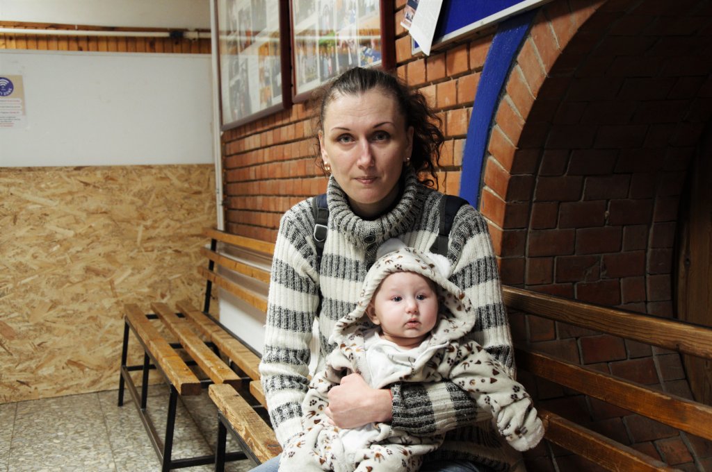 الأم الأوكرانية غالينا وطفلها الرضيع إينيات في المدرسة التقنية في مدينة زاهوني الحدودية شمال غرب هنغاريا. الصورة: دانا البوز /مهاجرنيوز