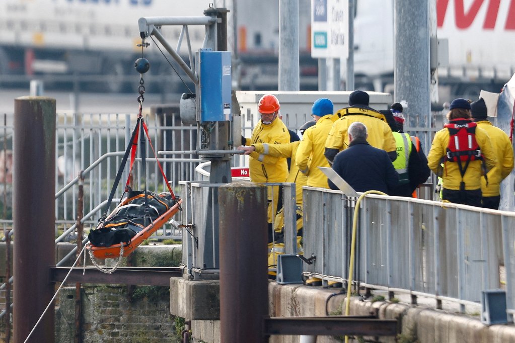 Un corps est remonté à quai au port de Douvres, au Royaume-Uni, le 14 décembre 2022. Crédit : Reuters
