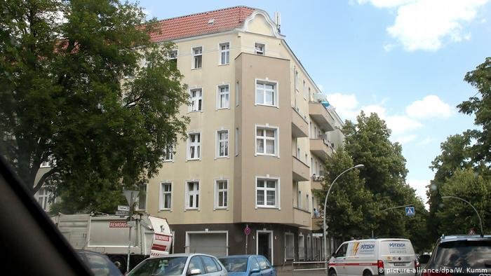 A large number of people in this apartment block in Neukölln were quarantined after a COVID-19 outbreak | picture-alliance/W. Kumm