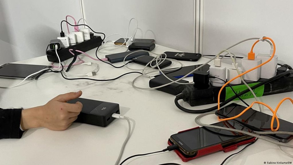 Mobile phones are key for reaching loved ones back home | Photo: Sabine Kinkartz/DW