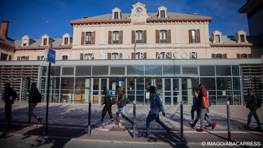 Some migrants were transported by bus to Grenoble from Briançon on September 3, 2023 | Photo: Imago Images / Thibaut Durand