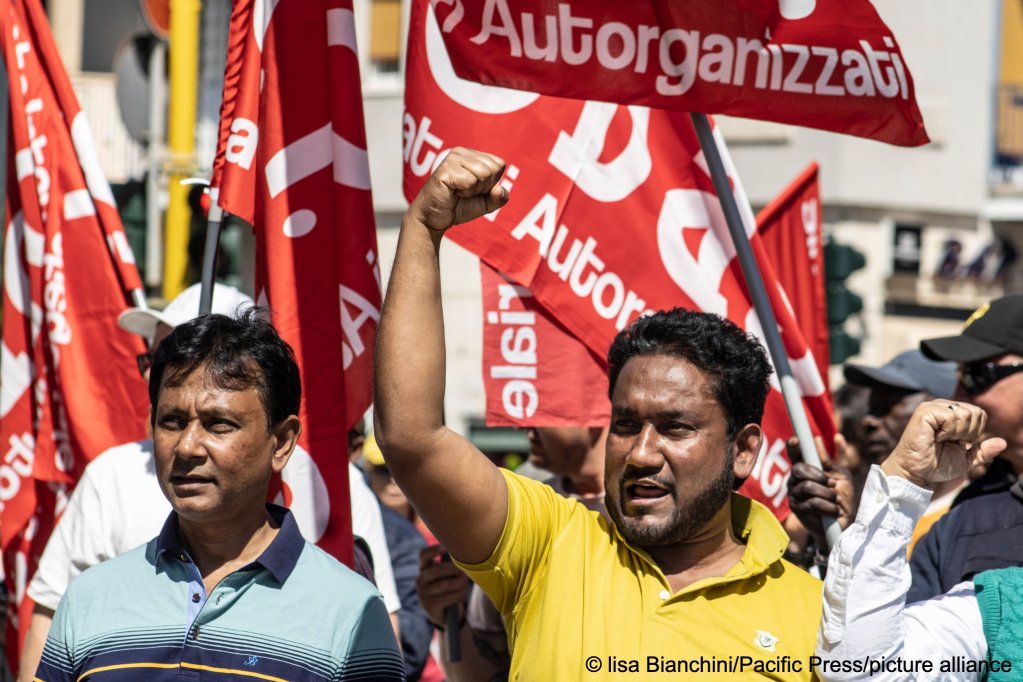 File photo used as illustration: Italy already has a significant Bangladeshi population, many of whom have been living and working in the country for years, if not decades. Here on May 1, some from the Bangladeshi and Pakistani diaspora joined a labor day march in Rome to demonstrate for rights | Photo: Ellisa Bianchini / Pacific Press / picture alliance