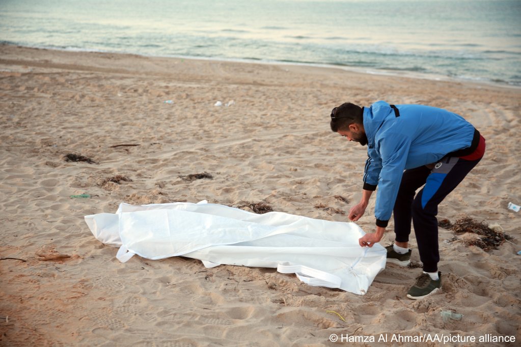 جثة مهاجر غرق أثناء محاولته الوصول إلى أوروبا عبر البحر الأبيض المتوسط على شاطئ الخمس بليبيا في 26 ديسمبر 2021
