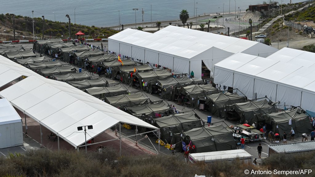 Tents and structures are seen at a temporary accomodation and reception site where hundreds of migrants are housed in Ceuta on October 7, 2026 | Photo: Antonio Sempere/AFP