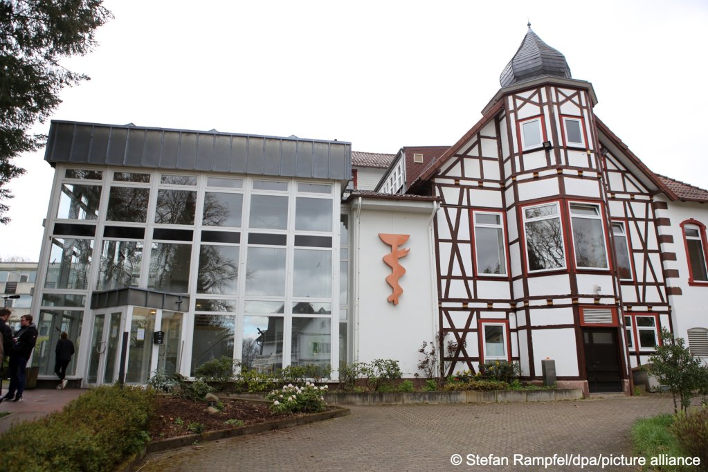 A picture from the outside of the former spa and clinic that was transformed into asylum seeker accommodation in 2023 by the state authoritiesin Bad Sachsa, Lower Saxony | Photo: Stefan Rampfel / dpa / picture alliance