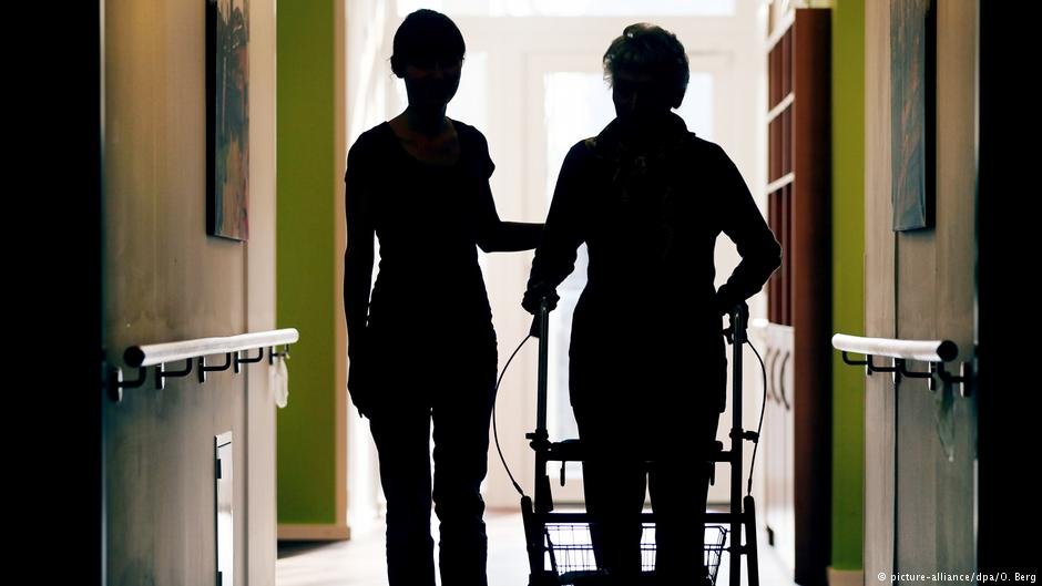 From file: The care sector is offering thousands of vacancies in Germany, 10,000 in Lower Saxony alone. Workers from abroad are being asked to fill some of these positions | Photo: Picture-alliance/dpa/O.Berg