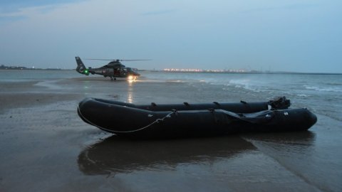 Un bateau abandonné sur une plage du nord de la France, en août 2019. Image d'illustration. Crédit : préfecture de la Manche et de la mer du Nord