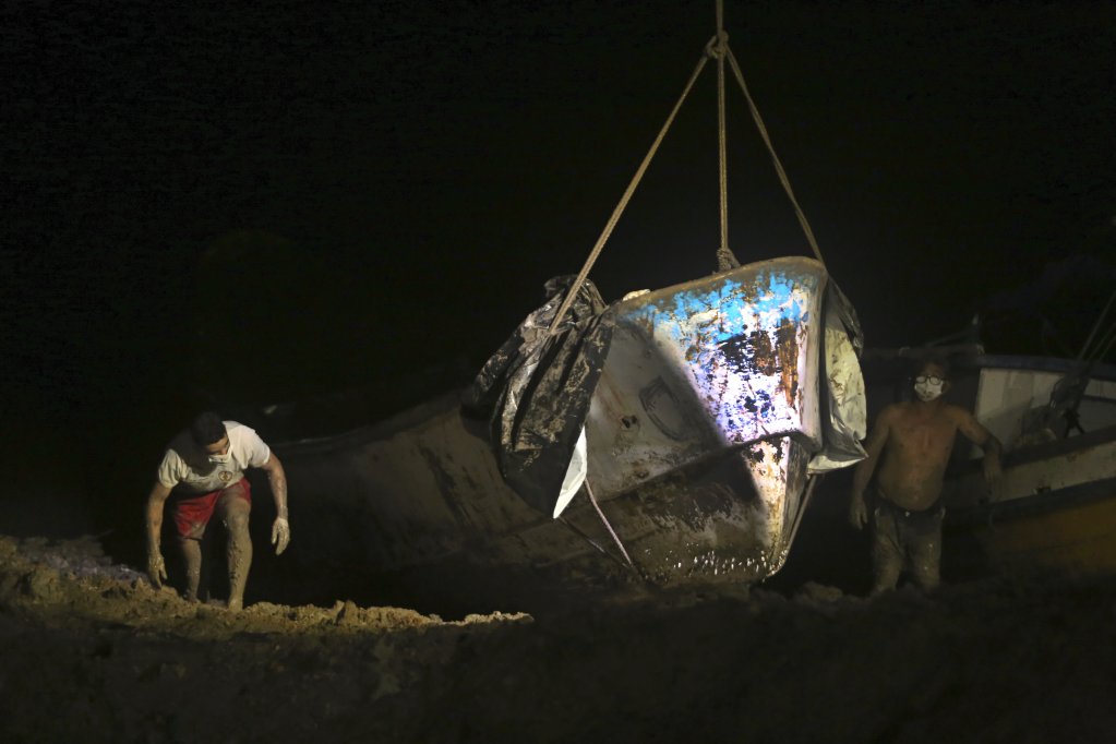 This is not the first time that boats bound for the Canary Islands have drifted wildly off course and ended up in Latin America or the Caribbean, on the other side of the Atlantic ocean | Photo: AP Photo/Raimundo Pacco via picture-alliance