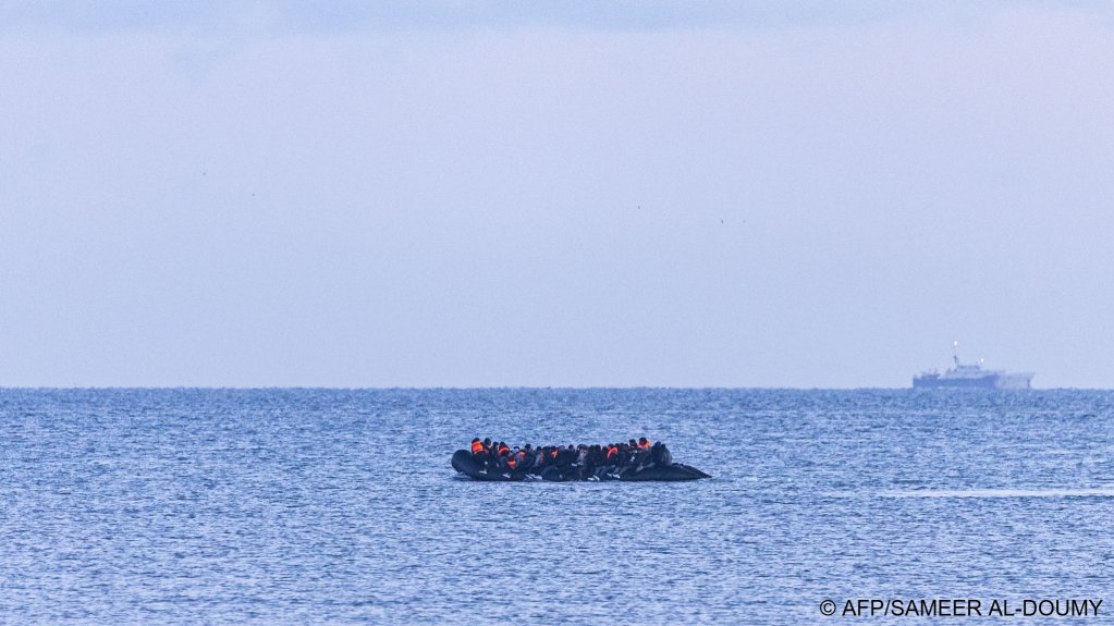 Migrants attempt to cross the English Channel in a smuggler's boat off the coast of Gravelines, northern France, on April 14, 2026 | Photo: Sameer Al-Doumy / AFP