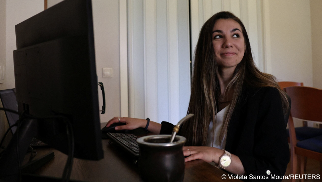 File photo: An Argentinian postdoctoral researcher in her home in Madrid. The job market in Spain is attractive to many Latin Americans because of the shared history and language | Photo: Violeta Santos Moura/REUTERS