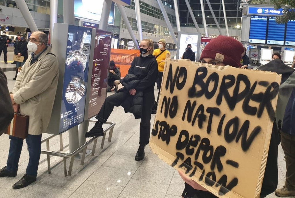 Des activistes opposés aux expulsions à l’aéroport de Düsseldorf, le 12 janvier 2021. Crédit : DR