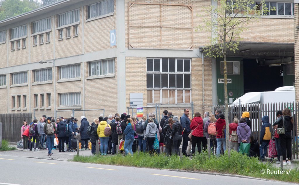 Des déplacés ukrainiens font la queue devant une banque alimentaire de Zurich, le 23 avril 2022. Crédit : Reuters