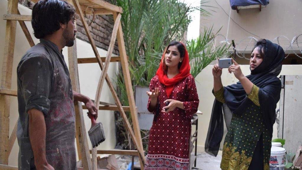خبرنگاران مردمی حین مصاحبه در شهر پشاور
Photo:TNN