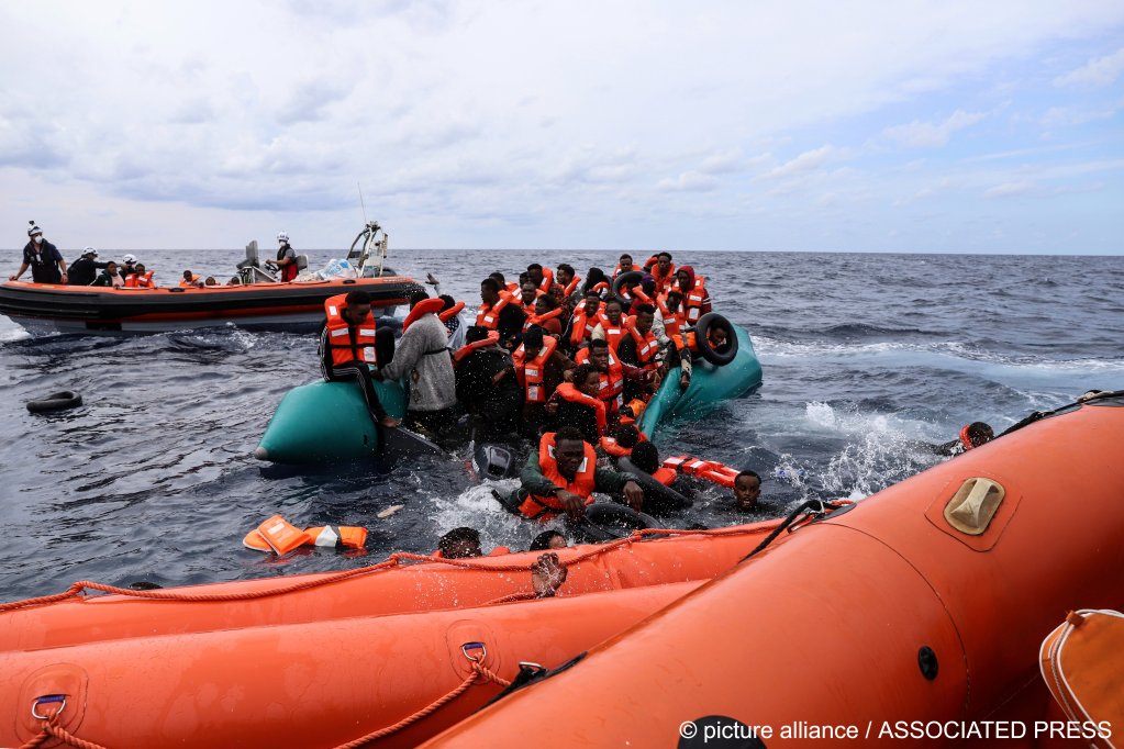عملية إنقاذ لمهاجرين في المتوسط نفذتها سفينة سي آي الألمانية في تشرين الأول/أكتوبر 2021. Photo: Picture-alliance/AP Photo/Valeria Mongelli