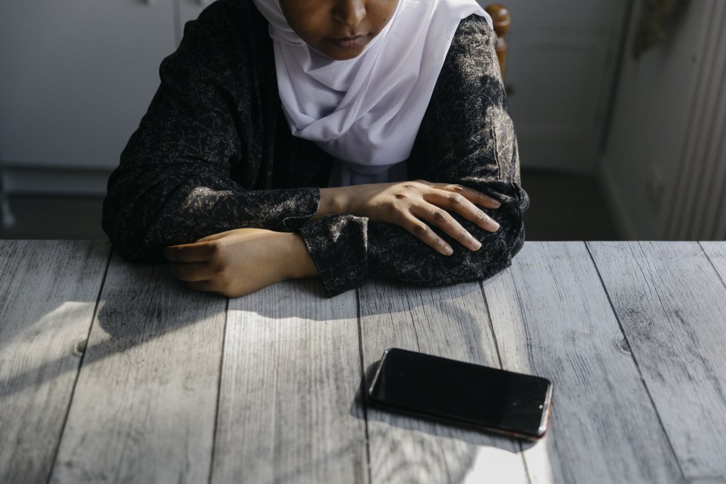 Anab responds to phone calls every day from Yahia's family, which is looking for news about their son | Photo: Valentina Camu / Divergence