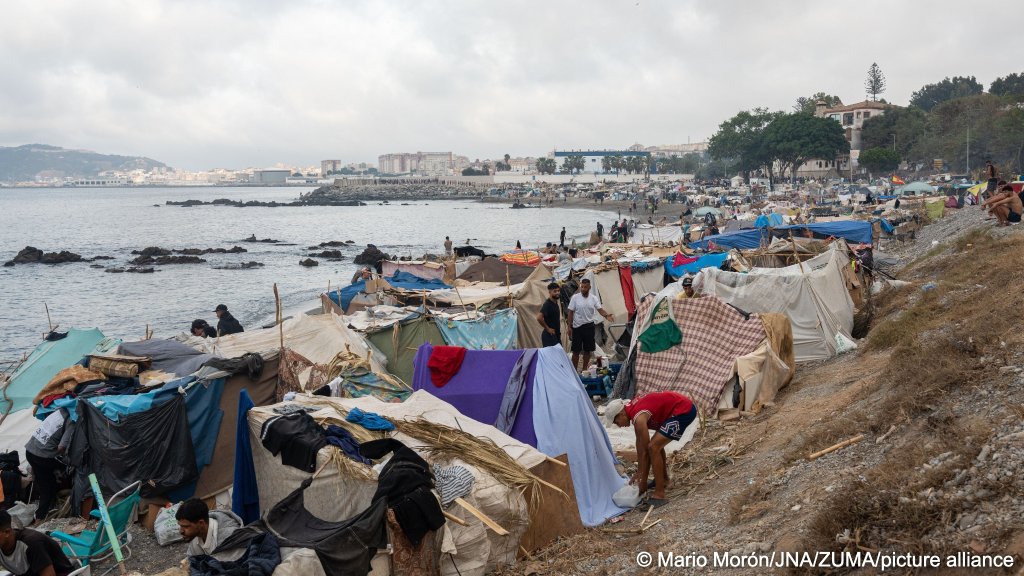 Migrants live and sleep in public spaces in Ceuta more than a month after tens of thousands of people crossed into the Spanish enclave from neighboring Morocco in late July  | Photo: Mario Morón/JNA/ZUMA/picture alliance