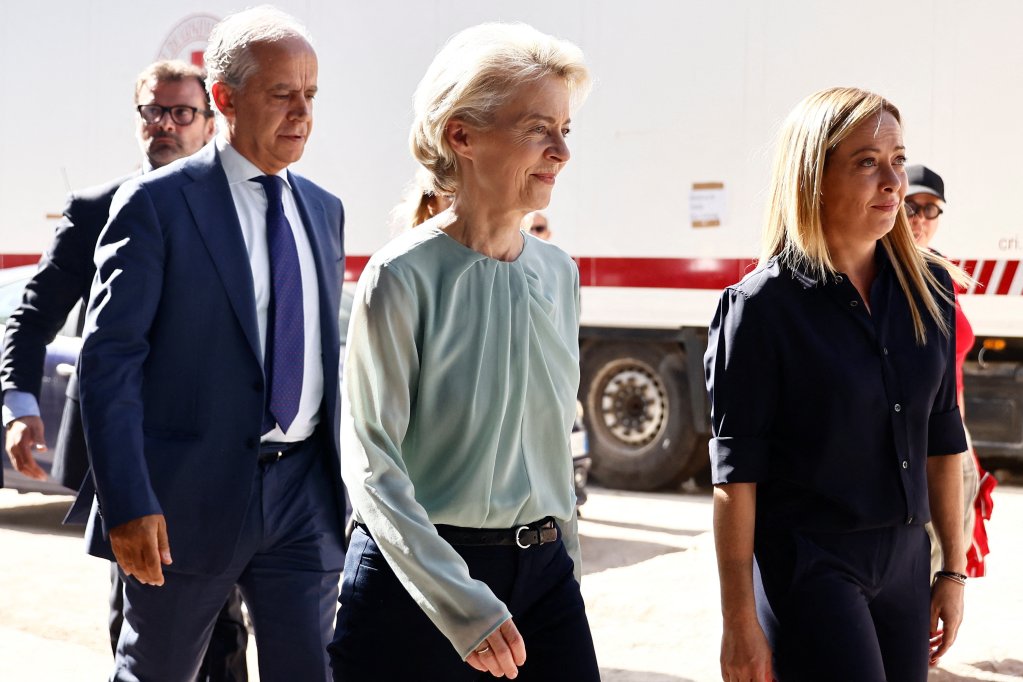 Prime Minister Giorgia Meloni and European Commission President von der Leyen praised the people of Lampedusa | Photo: Yara Nardi / Reuters