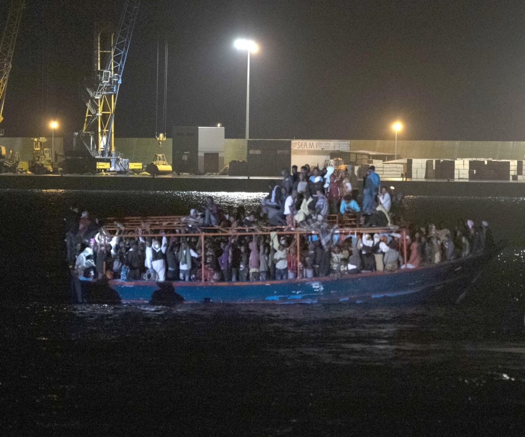 From File: This is another boat with about 200 migrants on board, to give a sense of the numbers which may have been on board the boat which caught fire. This one was rescued by a fishing boat and towed to the port of Pozzallo in Sicily | Photo: Francesco Ruta / ANSA