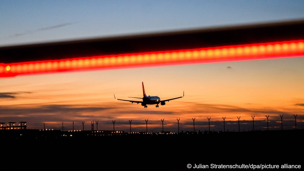 File photo: A Turkish Airlines plane lands at Hanover Airport, signaling that the long wait in Pakistan has come to an end for some of the Afghans coming to Germany under the federal resettlement programs | Photo: Julian Stratenschulte/dpa/picture alliance