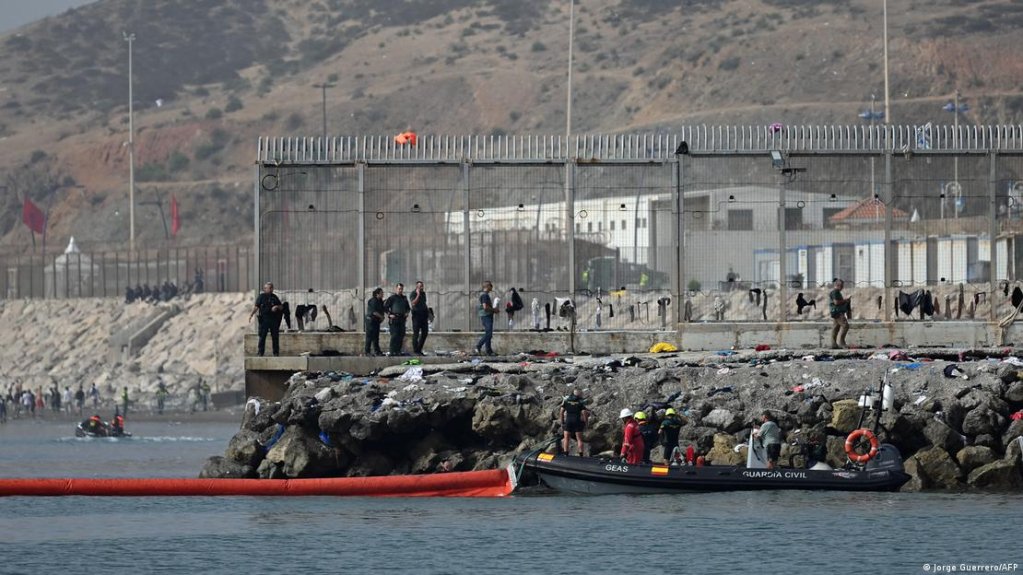 Officials installed an additional 500-meter barrier near the border post after thousands swam or waded around this entrance point | Photo: Jorge Guerrero/AFP