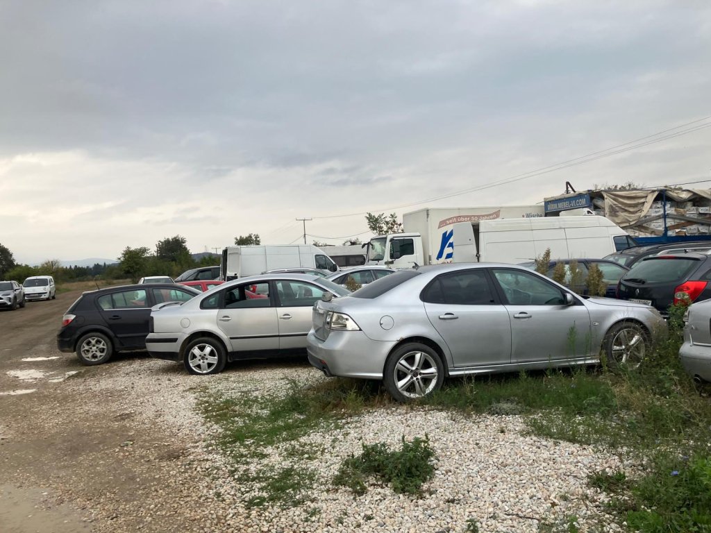 Dozens of cars and trucks seized by police at the North Macedonian border, in the context of their investigations into smuggler networks, pile up in front of the Vinojug transit center. Gevgelija, North Macedonia, October 2025 | Photo: InfoMigrants.