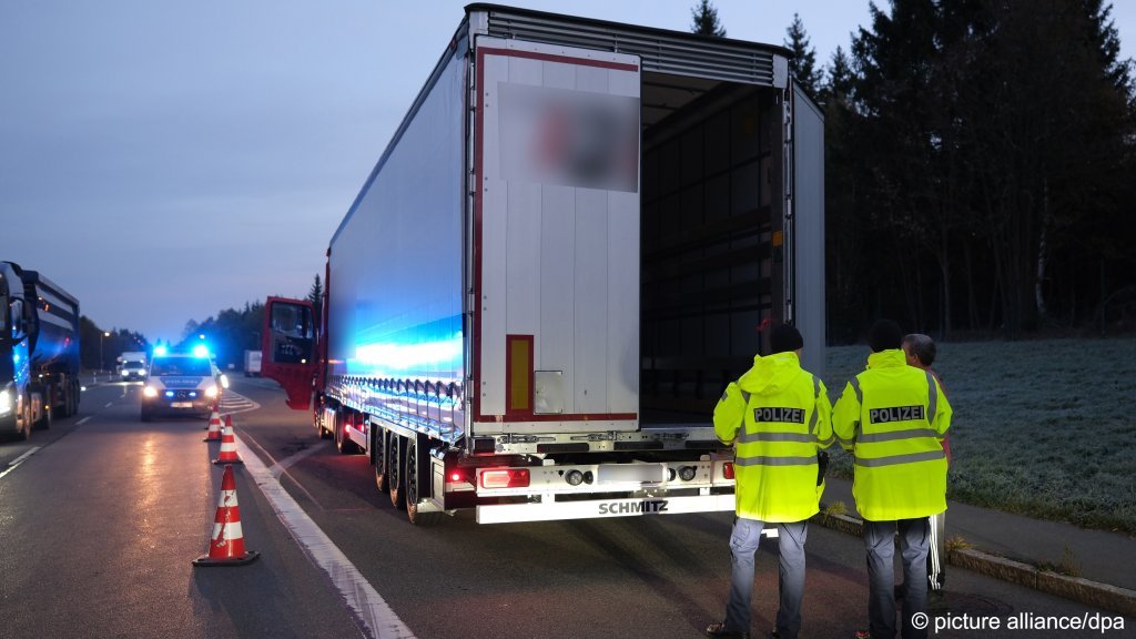 Un camion est contrôlé à la frontière entre l’Allemagne et la République tchèque. Crédit : Picture alliance