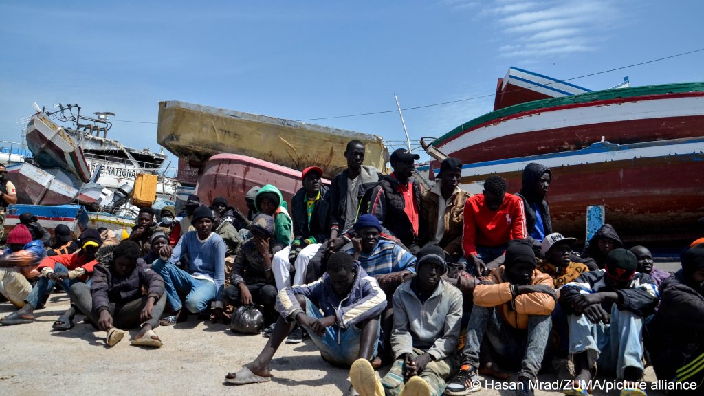The Tunisian maritime national guard intercepted boats of migrants and returned them to the shore of the Tunisian city of Sfax on June 8, 2023 | Photo: Hasan Mrad/Zuma/picture-alliance